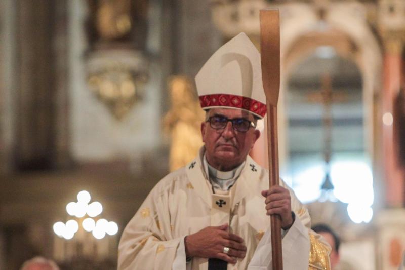 Agencia Uno - Cardenal Fernando Chomali pidió a tiendas del retail reconsiderar decisión de abrir en Viernes Santo