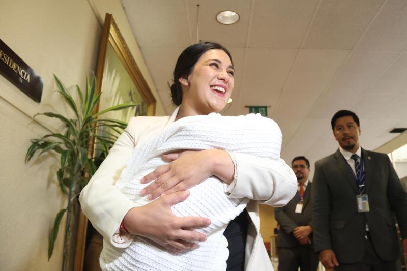 Karol Cariola llegó al Congreso junto a su hijo - Agencia Uno