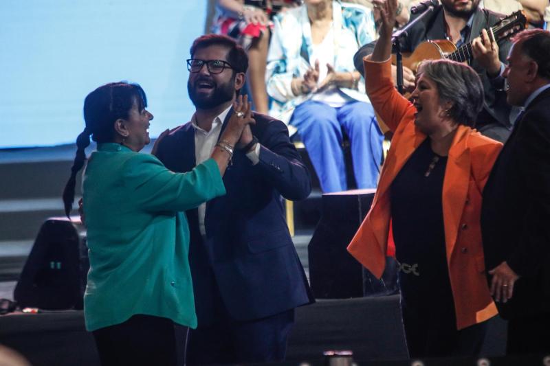 Agencia Uno - Presidente Boric y otras autoridades bailan en promulgación de reforma de pensiones