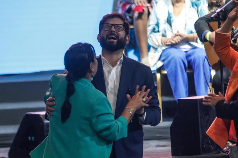 Agencia Uno - Presidente Boric y otras autoridades bailan en promulgación de reforma de pensiones