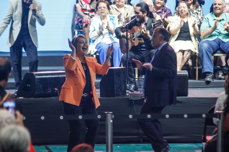 Agencia Uno - Ministra Jara y senador Eric Aedo bailando en promulgación de reforma previsional