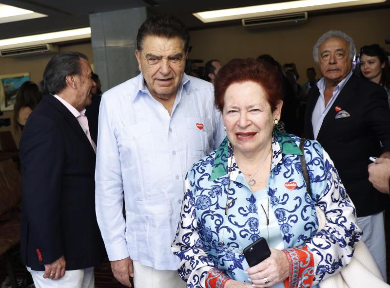 Agencia Uno - Don Francisco y su esposa, Teresa Muchnik (archivo)