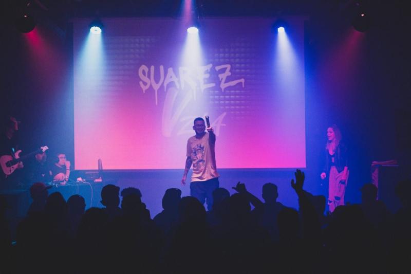 T13 - El cantante venezolano que vivió en Chile, fue deportado de EEUU y terminó en la megacárcel de El Salvador: "Me tratan como una basura" | RRSS