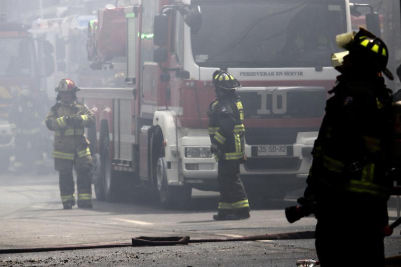 "Si nos quedamos ahí, hubiéramos muerto": Familia logró escapar de las llamas de incendio