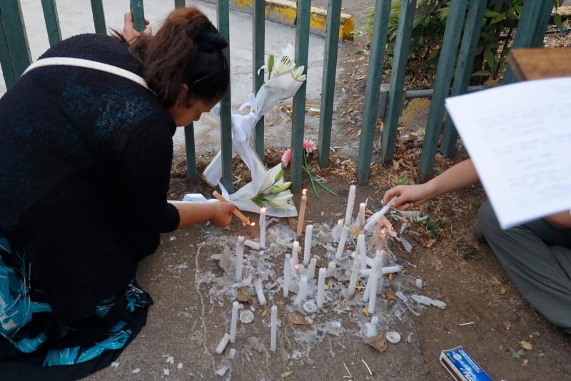 ATON - Personas se acercaron a la Clínica Alemana de Temuco a despedir a Miguel Piñera