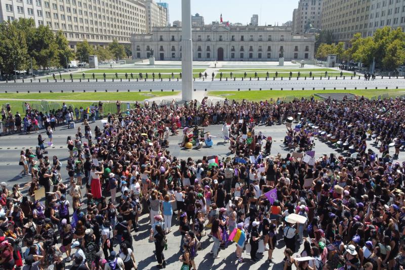 ATON - Agencia Uno - Barricadas y enfrentamientos marcan el cierre de marcha por el 8M en Santiago