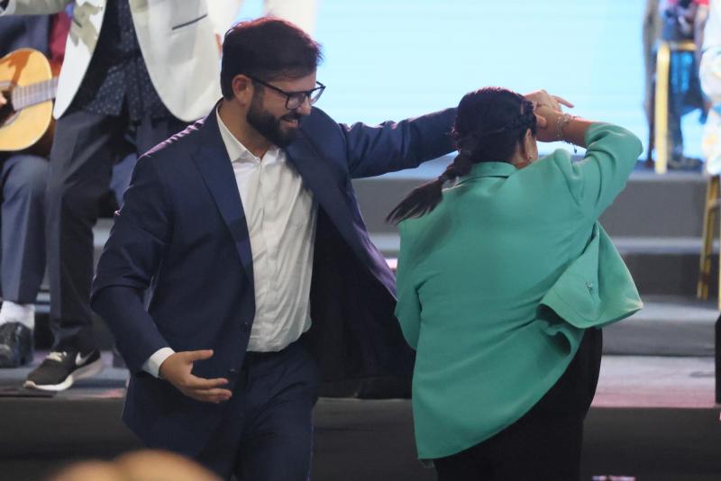 Aton - Presidente Boric y otras autoridades bailan en promulgación de reforma de pensiones