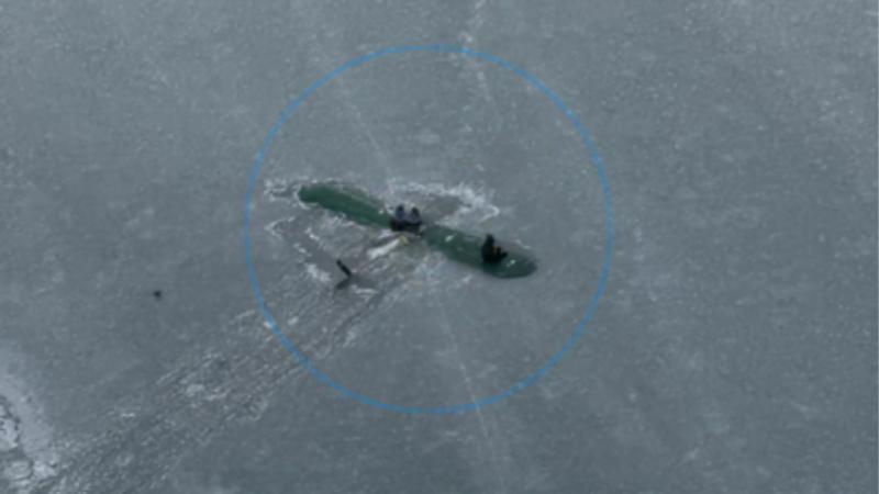 X - Rescatan con vida a un padre y sus dos hijas que se aferraron al ala de un avión que se estrelló en un lago congelado en Alaska