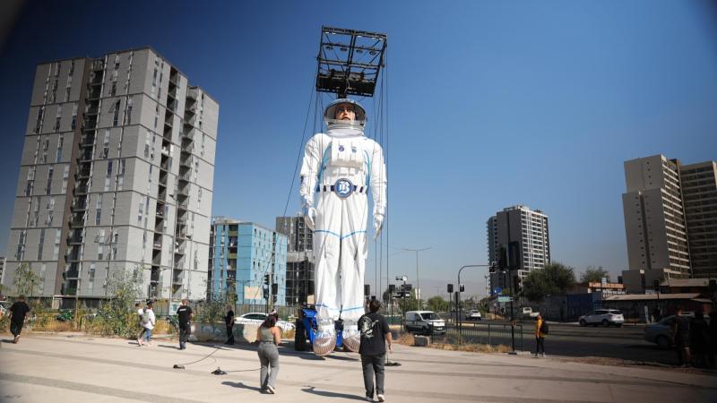 Así será la astronauta gigante de Lollapalooza 2025