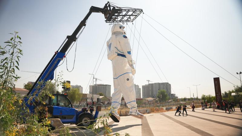 Así será la astronauta gigante de Lollapalooza 2025