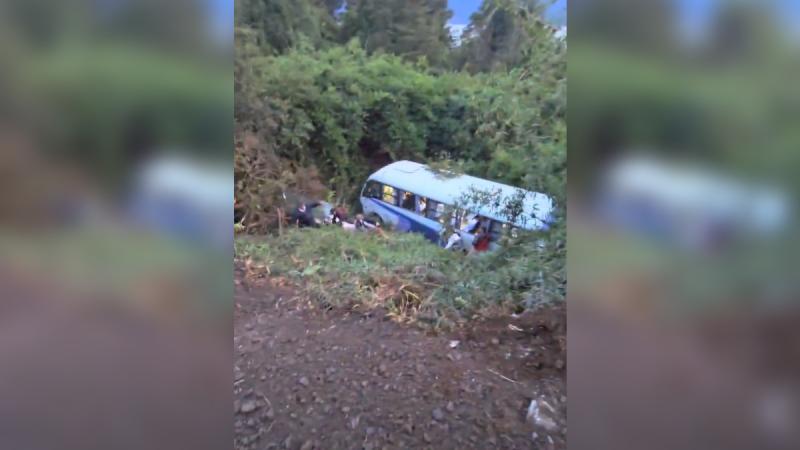 Redes sociales - Bus desbarrancó en camino rural de Cochamó