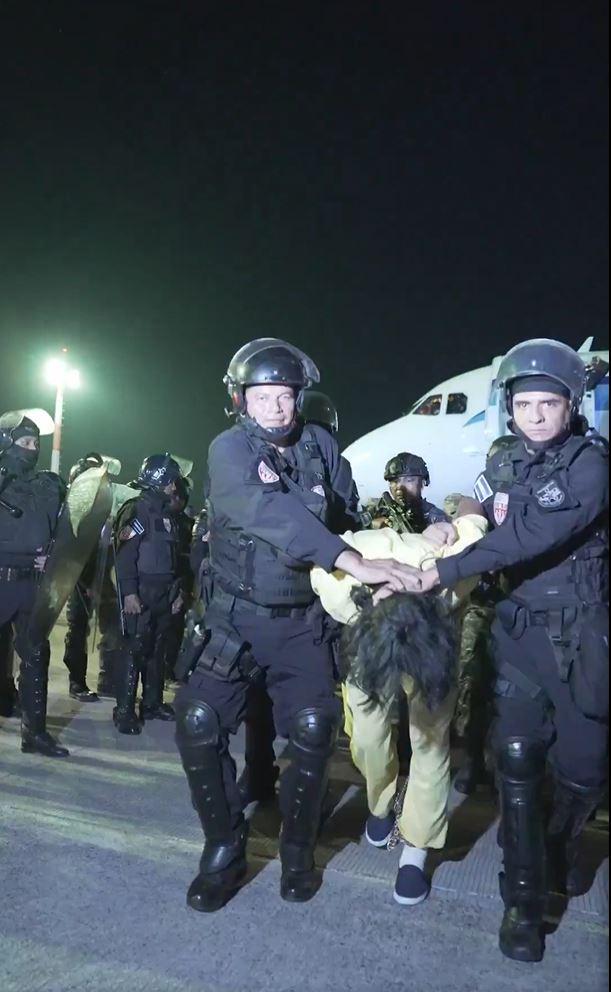 Bukele compartió un video de la llegada de los integrantes del Tren de Aragua a El Salvador