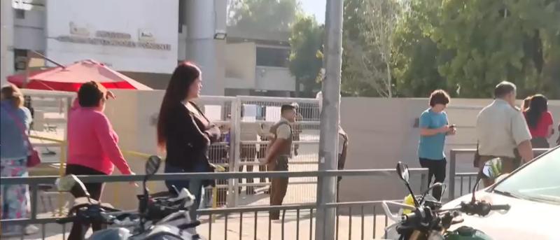 Canal 13 - Apoderado llegó a colegio de Renca para amenazar a alumno