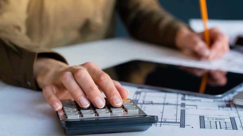 Freepik - Sernac habilita comparador de créditos de consumo