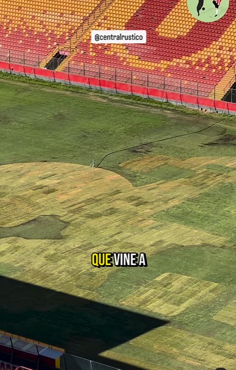 Así se ve el césped del Estadio Santa Laura actualmente - Créditos: @CentralRustico
