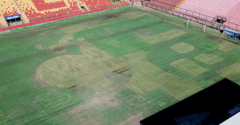 Así se veía la cancha el estadio Santa Laura el lunes - Créditos: LUN Rubén García
