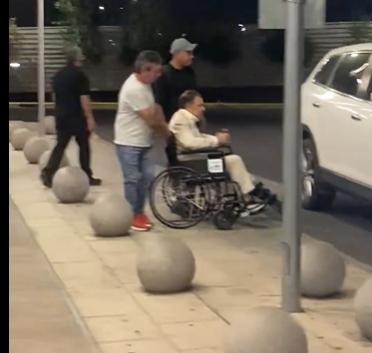 Aníbal Mosa saliendo de la clínica tras la agresión de Carlos Cortés - Créditos: Cooperativa