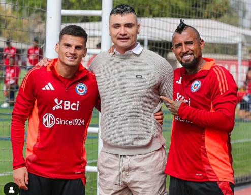 Cristóbal Campos visita a ex compañeros de la Roja - Créditos: @kingarturo23oficial