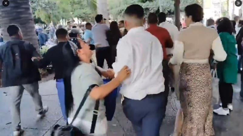 Fiscalización por ruidos molestos a predicadores evangélicos en Plaza de Armas termina con dos detenidos y cuatro carabineros lesionados