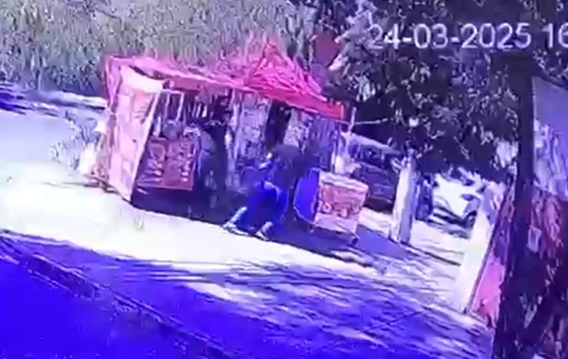 T13 - Detienen a sujeto que robó arma a una gendarme a las afueras del Hospital Barros Luco