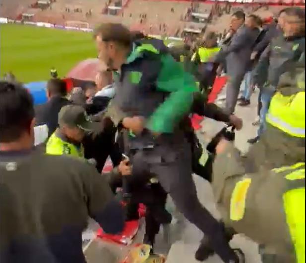 Presidente de la Federación de Bolivia contra hinchas - Créditos: Photosport