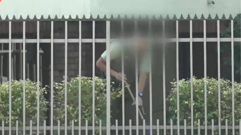 T13 - Carabineros realizan labores de conserje en edificio donde residen altos mandos