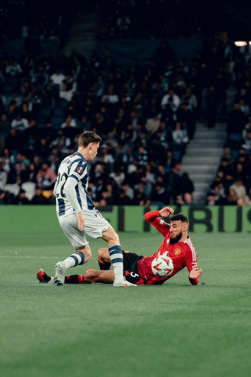 El marroquí Mazraoui es uno de los que aprovechó la respetuosa pausa en la Europa League - Créditos: Manchester United