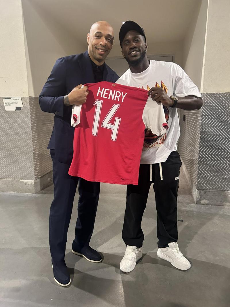 Cecilio Waterman con Thierry Henry - Créditos: Redes Sociales