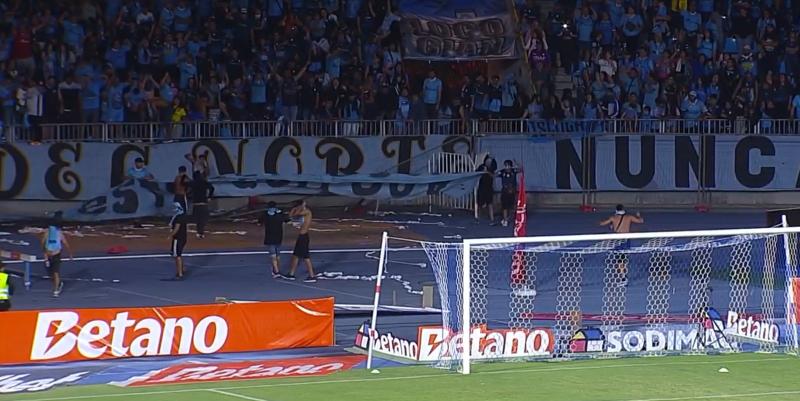 Hinchas de Iquique invaden la cancha - Créditos: Captura