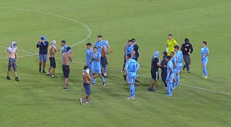 Hinchas de Iquique invaden la cancha - Créditos: Captura