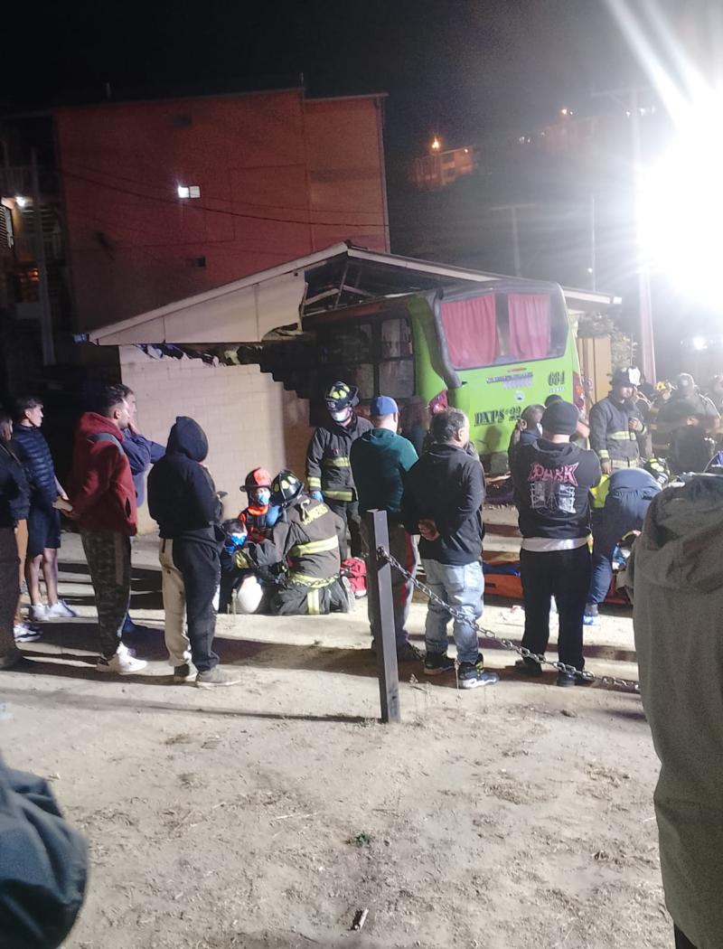 Micro quedó incrustada tras chocar contra una sede vecinal en Valparaíso - X@dlopez_1992