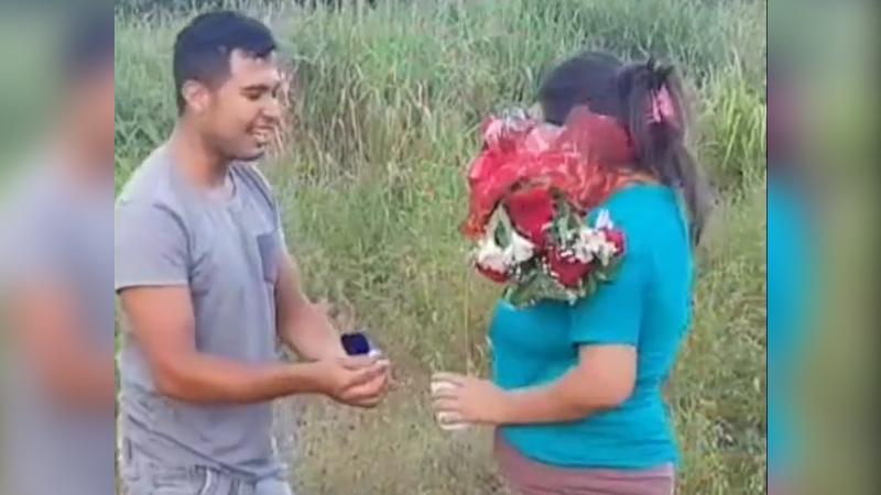 TikTok/klissiasarmentoo - Hombre se hizo el muerto para pedirle matrimonio a su novia