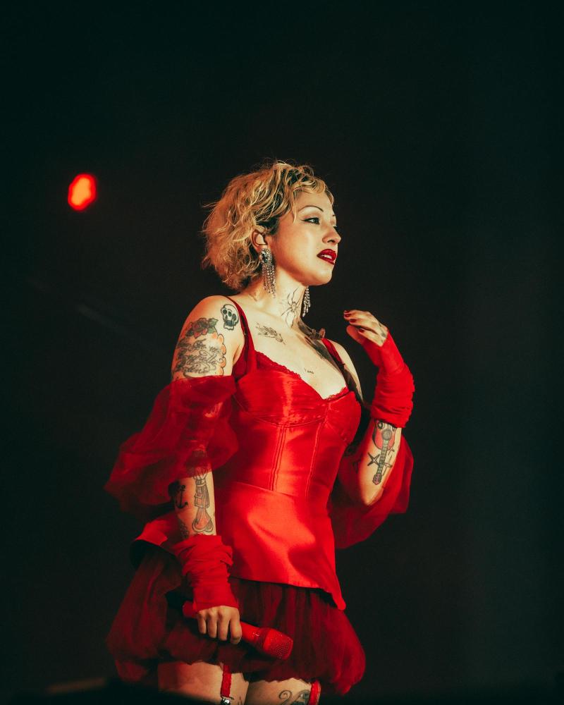 T13 - El dardo de Mon Laferte contra la organización del Lollapalooza Chile: "Aunque me pongan a cantar en el metro..."