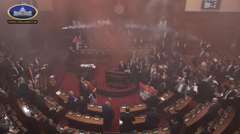Storyful - Diputados lanzan granadas de humo en el Parlamento serbio