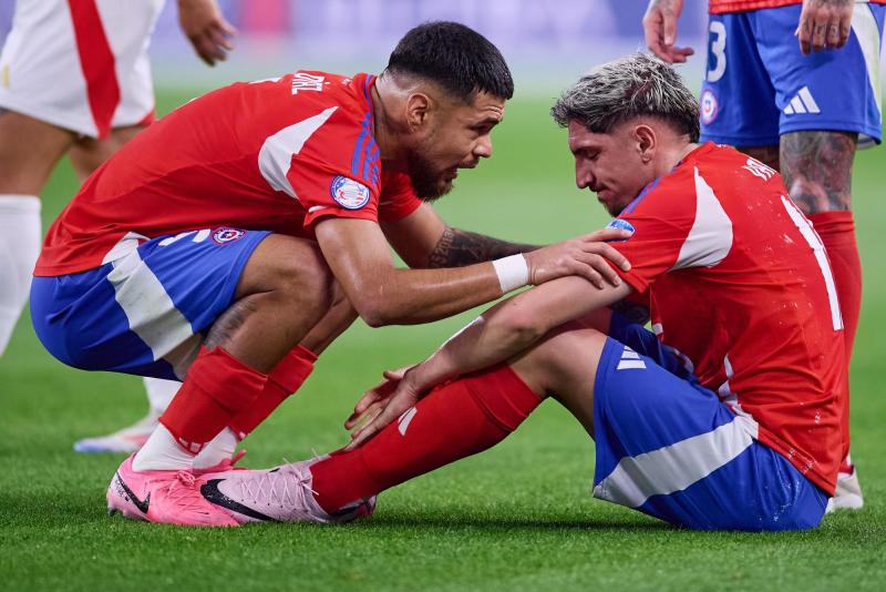 Paulo Díaz consolando a Diego Valdés en la Roja - Créditos: Photosport
