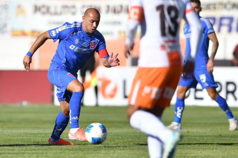 Marcelo Díaz disputó 70 minutos en la caída de U de Chile en El Salvador - Créditos: Photosport