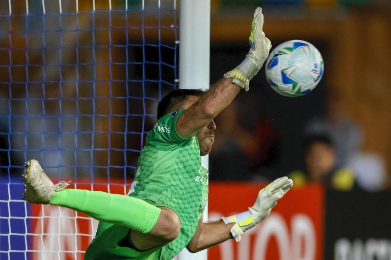 Zanahoria Pérez tapó el quinto disparo de la UC y los dejó fuera del plano internacional - Créditos: Photosport