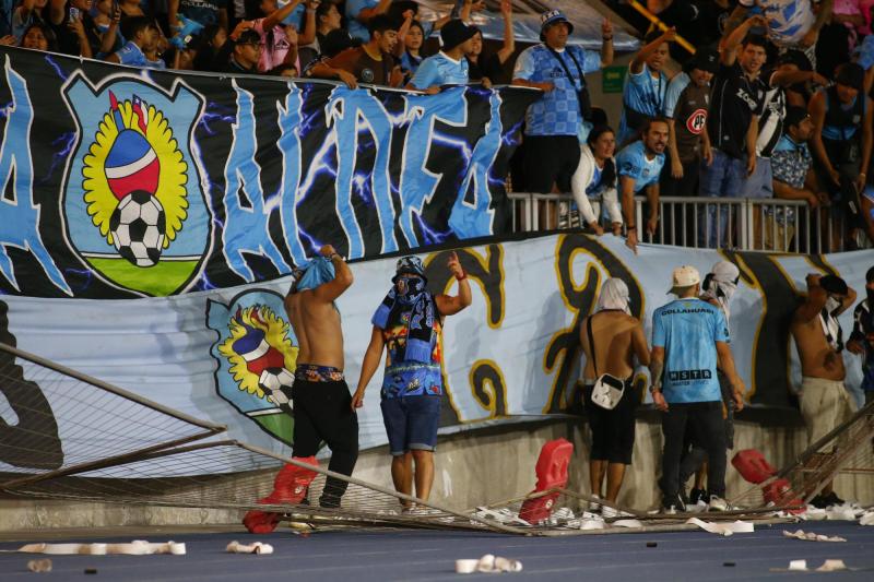 Barristas de Deportes Iquique ingresaron a la cancha para "apretar" a los jugadores - Créditos: Photosport