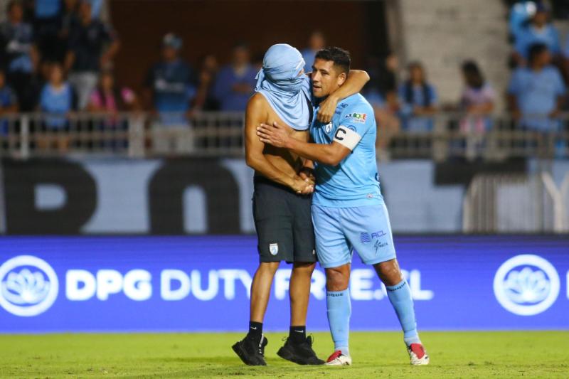 Photosport - Hinchas de Deportes Iquique invadieron la cancha del Tierra de Campeones