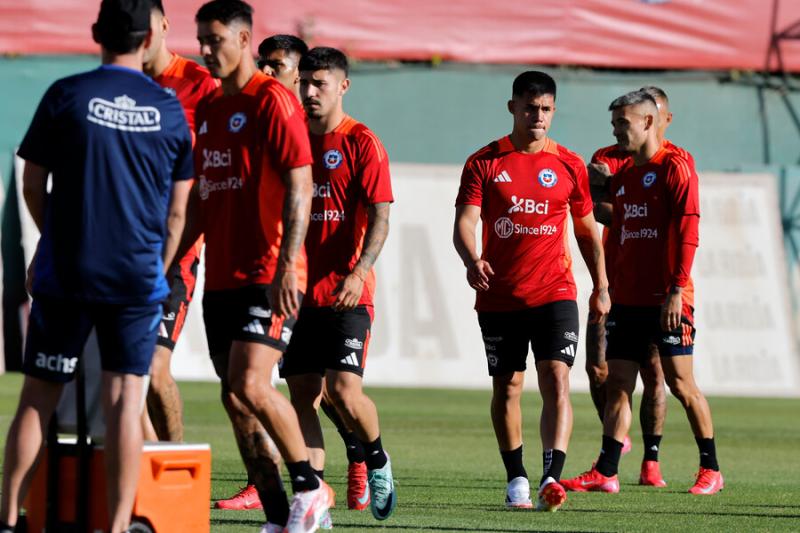 La última formación de Chile para medirse con Ecuador - Créditos: Photosport