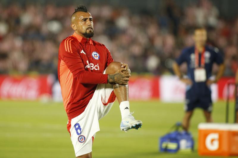 Arturo Vidal durante el calentamiento con la Roja - Créditos: Photosport