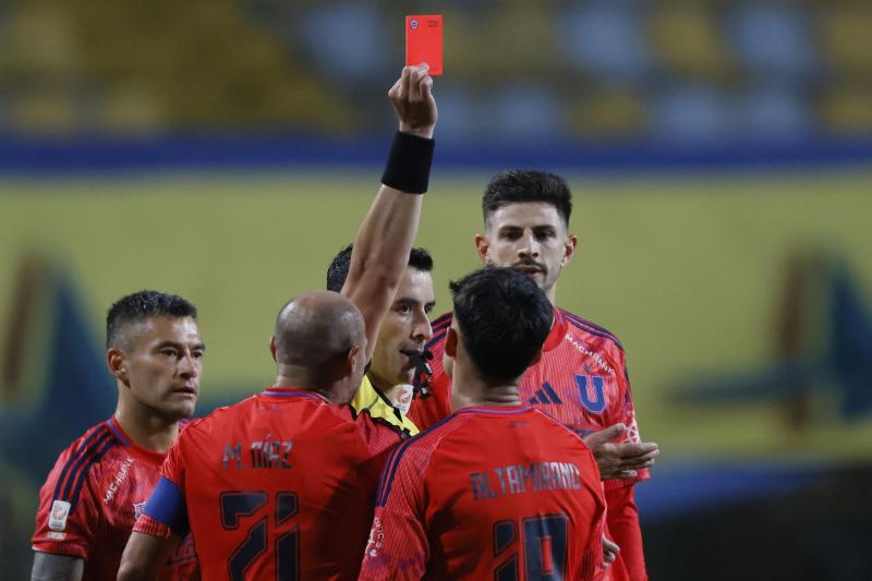Altamirano se fue a las duchas en U de Chile antes de los 10' - Créditos: Photosport