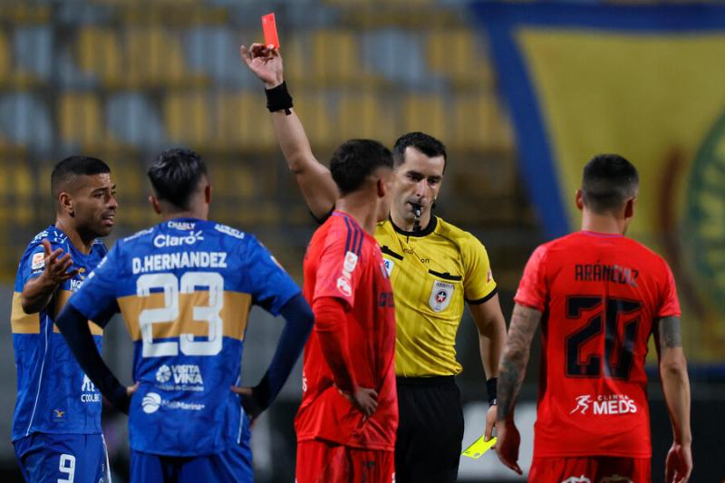 Javier Altamirano expulsado en U de Chile - Créditos: Photosport