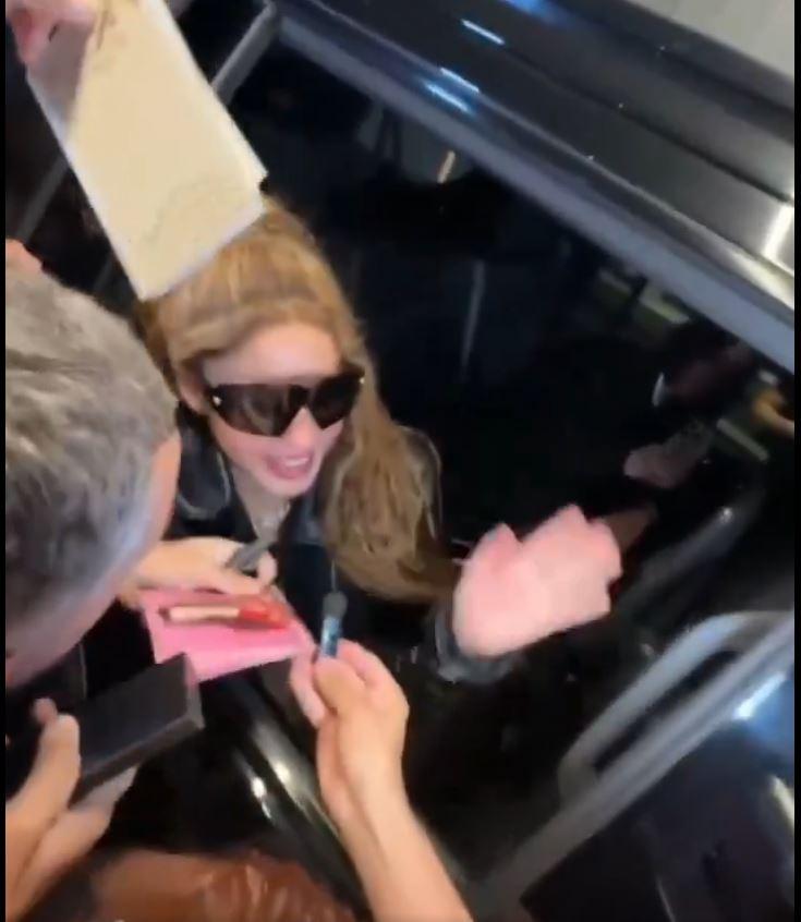 Shakira firmó autógrafos en su llegada a Chile - RRSS