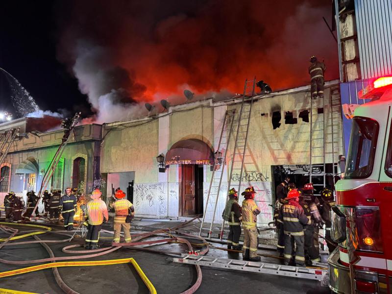 Incendio afecta inmueble en Santiago: Habría riesgo de propagación
