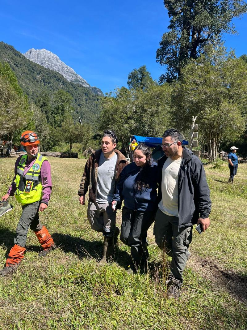 T13 - Javiera Coña junto al equipo de rescate en Cochamó