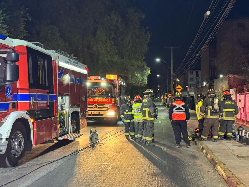 T13 - Bomberos evacúa sector de La Cisterna debido a alta toxicidad por fuga de amoniaco