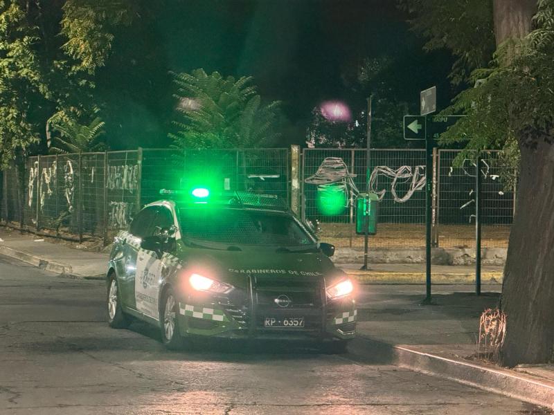 Vehículo quedó incrustado al interior de un antejardín en Barrio Yungay