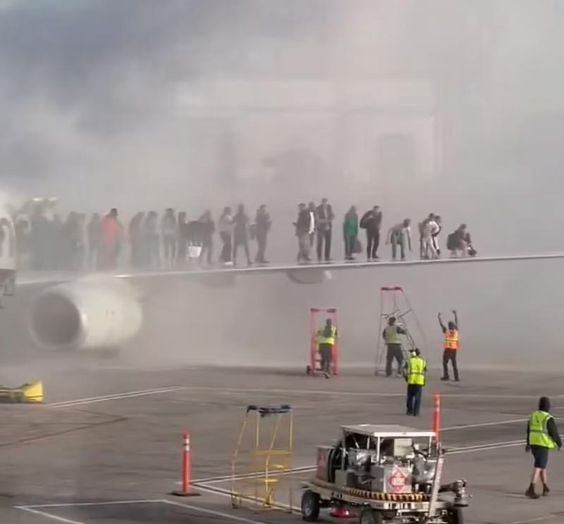 RRSS - Avión se incendia en Aeropuerto de Denver: Pasajeros advirtieron "vibraciones en el motor"