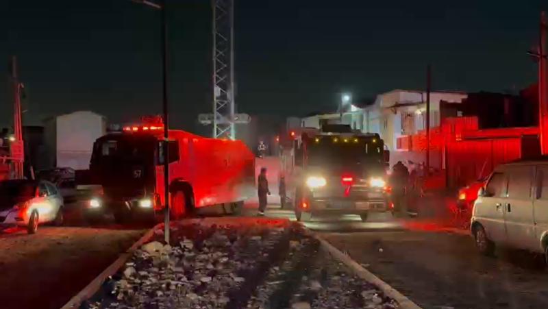 Habrían fallecidos: Grave incendio en toma "El Esfuerzo" en Cerrillos